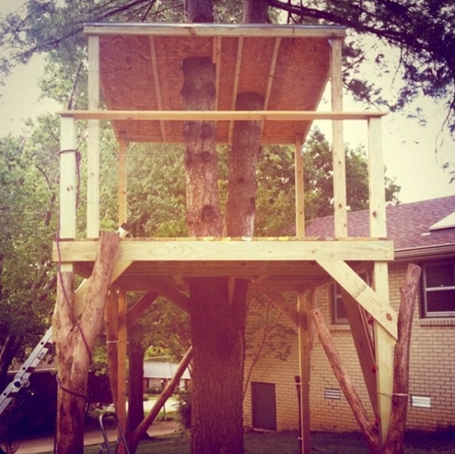 Family Builds Amazing Treehouse Together (31 pics)