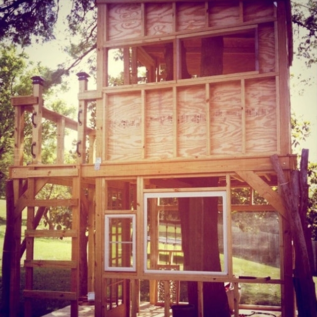 Family Builds Amazing Treehouse Together (31 pics)
