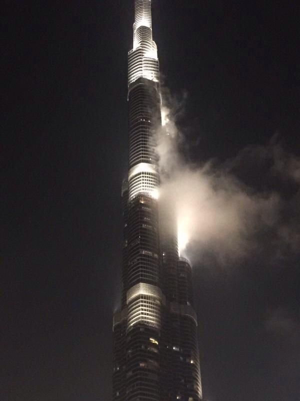 It Turns Out The Burj Khalifa Wasn't Really On Fire (5 pics)