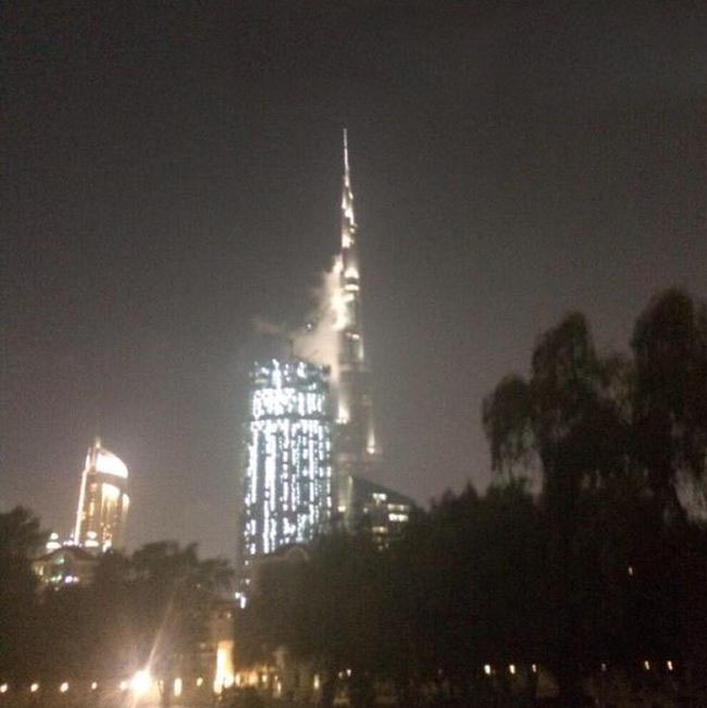 It Turns Out The Burj Khalifa Wasn't Really On Fire (5 pics)
