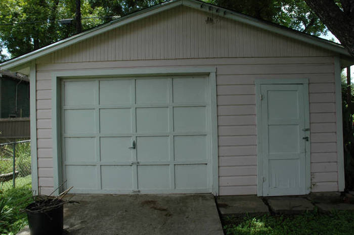 This Is Not An Ordinary Garage (25 pics)