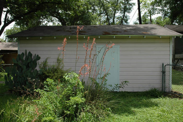 This Is Not An Ordinary Garage (25 pics)