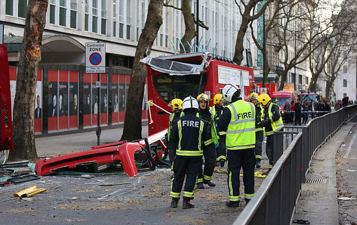 Five People Injured When London Bus Gets Roof Ripped Off By A Tree (14 pics)