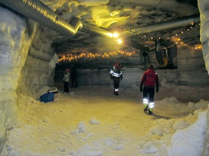 Go Inside Of Iceland's Second Largest Glacier (16 pics)