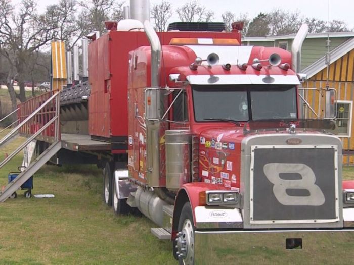 A Truck Sized Barbeque (15 pics)