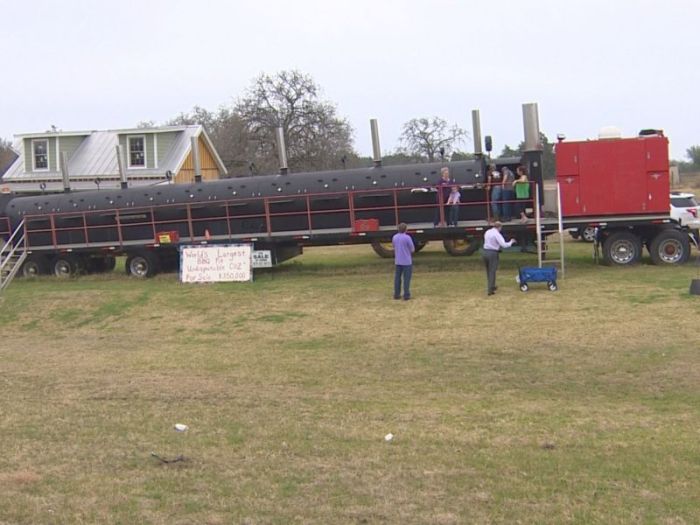 A Truck Sized Barbeque (15 pics)