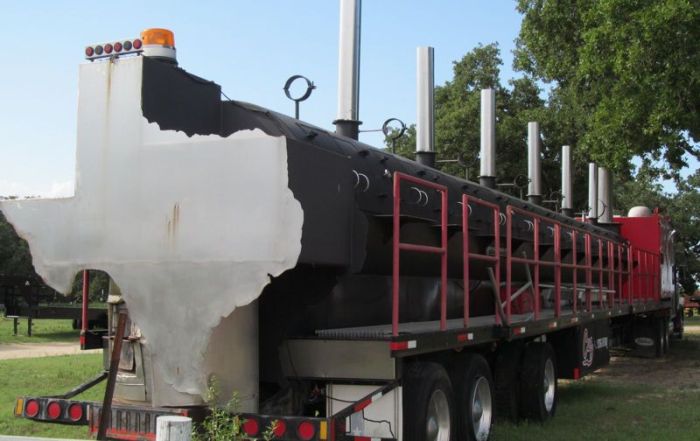 A Truck Sized Barbeque (15 pics)