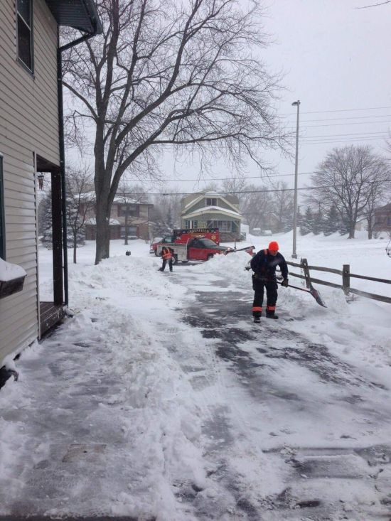 These Paramedics Are Class Acts (3 pics)