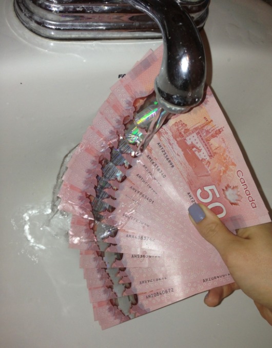 Canadian Money Is Waterproof (4 pics)