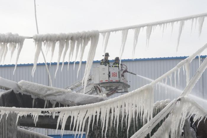 Brooklyn Warehouse Burns Down Then Freezes (11 pics)