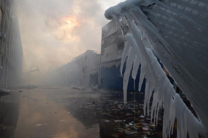 Brooklyn Warehouse Burns Down Then Freezes (11 pics)