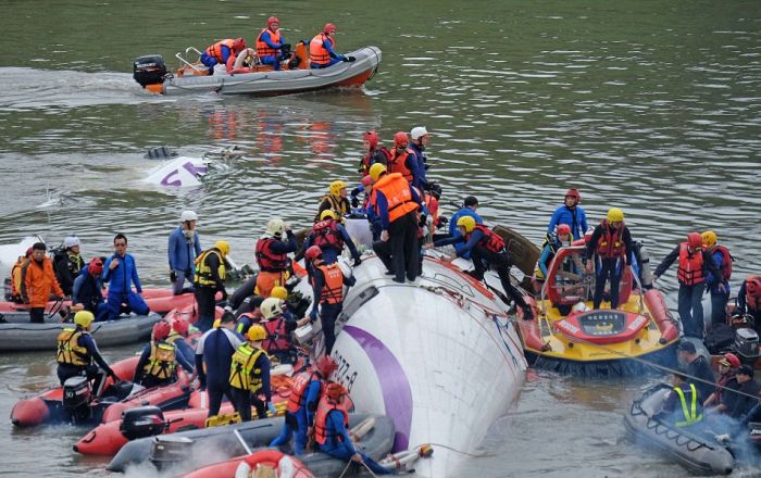 TransAsia Plane Falls Out Of The Sky Crashing Into A Taiwan River (11 pics + video)