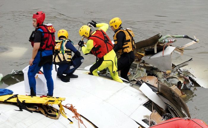 TransAsia Plane Falls Out Of The Sky Crashing Into A Taiwan River (11 pics + video)
