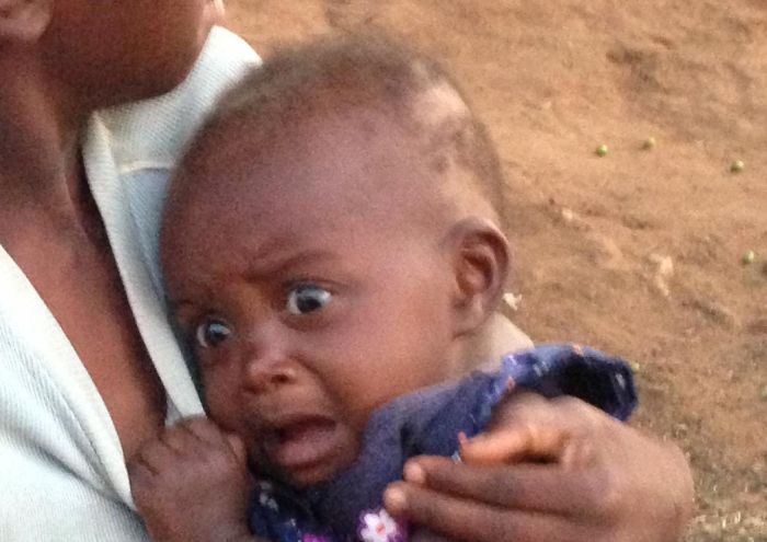 African Baby Sees A White Person For The First Time (3 pics)