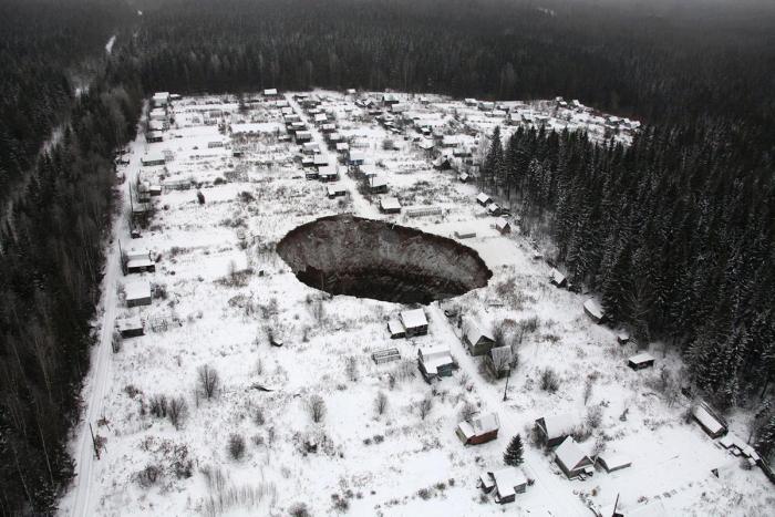 A Look Inside The World's Most Destructive Sinkholes (28 pics)