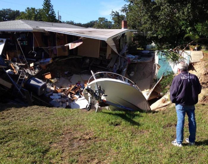 A Look Inside The World's Most Destructive Sinkholes (28 pics)