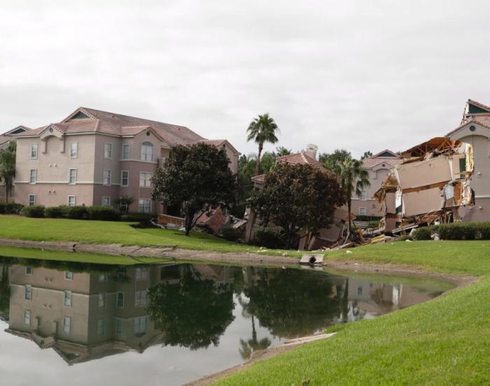 A Look Inside The World's Most Destructive Sinkholes (28 pics)