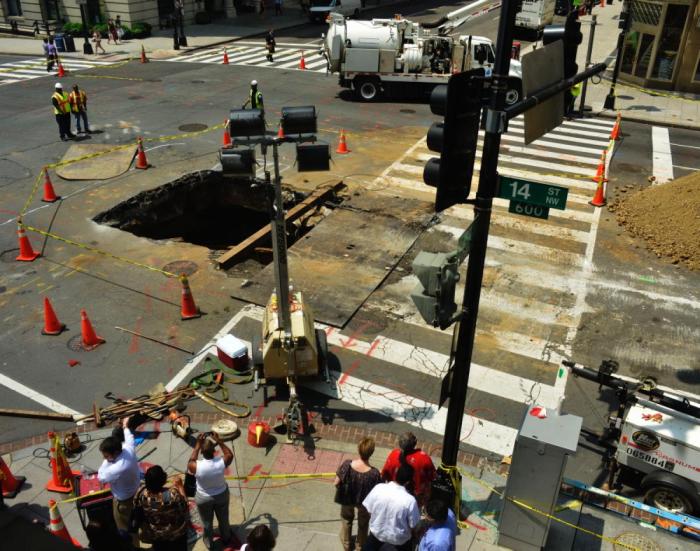 A Look Inside The World's Most Destructive Sinkholes (28 pics)