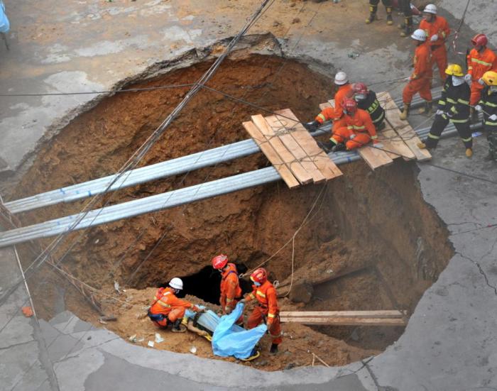 A Look Inside The World's Most Destructive Sinkholes (28 pics)