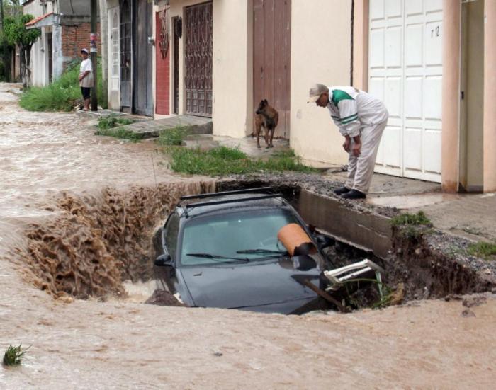 A Look Inside The World's Most Destructive Sinkholes (28 pics)