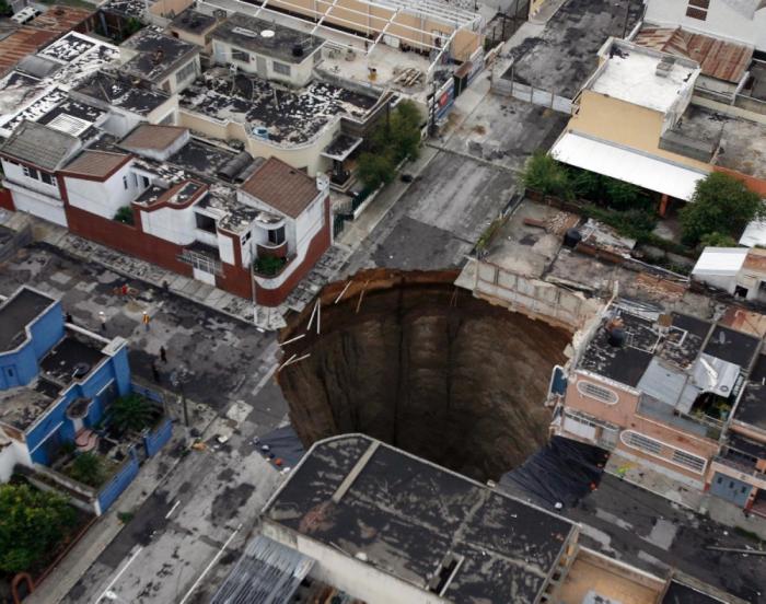 A Look Inside The World's Most Destructive Sinkholes (28 pics)