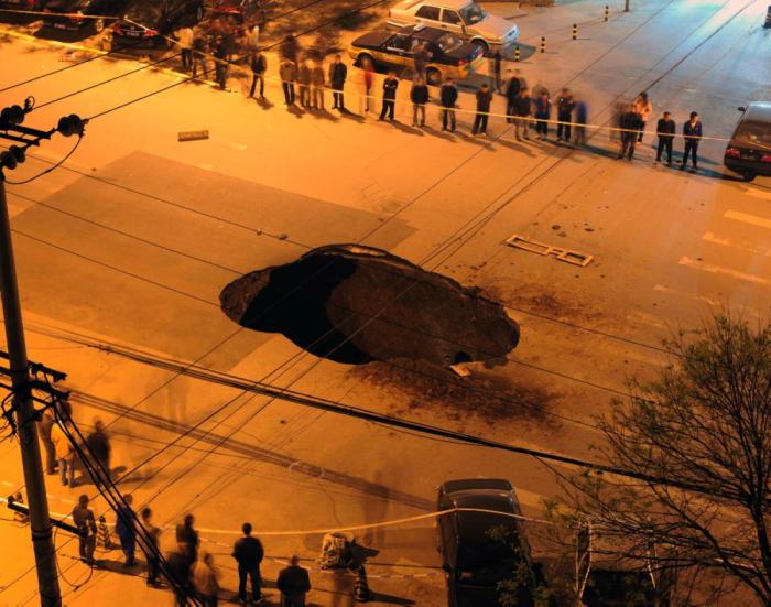 A Look Inside The World's Most Destructive Sinkholes (28 pics)