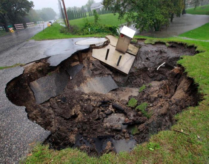 A Look Inside The World's Most Destructive Sinkholes (28 pics)