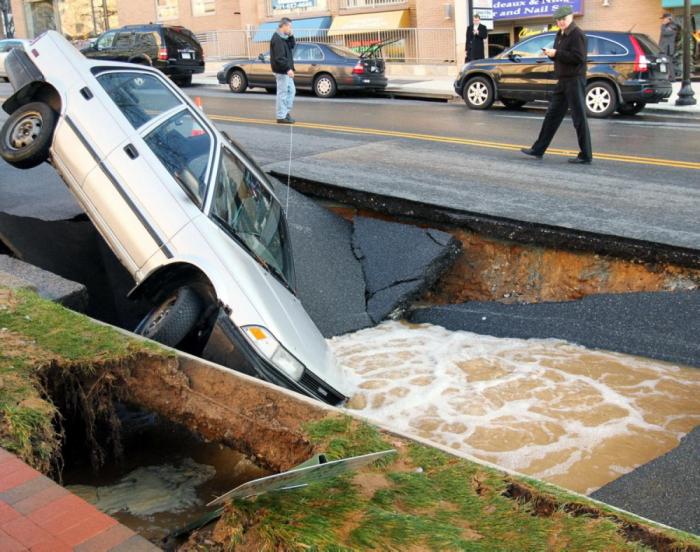 A Look Inside The World's Most Destructive Sinkholes (28 pics)