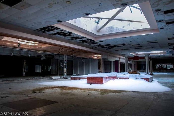 This Snow Covered Abandoned Mall Has Been Forgotten By Time (13 pics)
