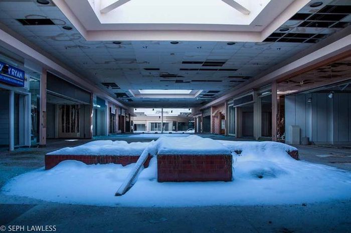 This Snow Covered Abandoned Mall Has Been Forgotten By Time (13 pics)