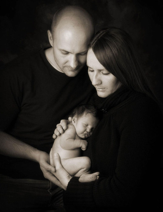 Parents Pose With Their Babies For The Last Time (11 pics)