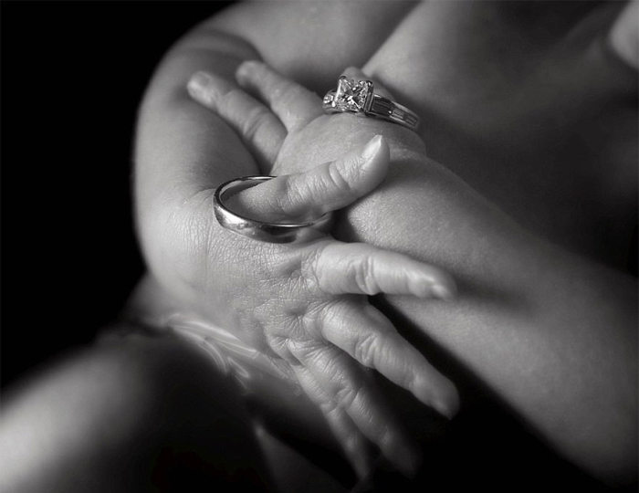 Parents Pose With Their Babies For The Last Time (11 pics)