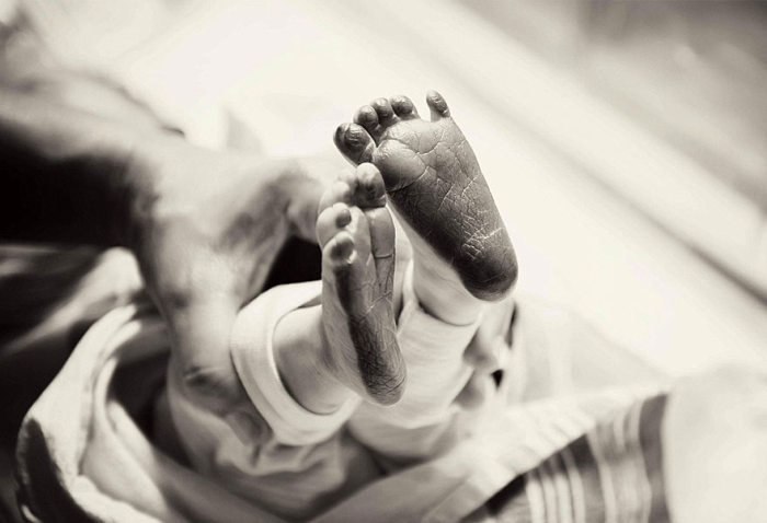 Parents Pose With Their Babies For The Last Time (11 pics)