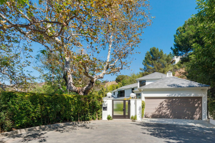 Scarlett Johansson Just Bought A $4 Million Dollar House (9 pics)