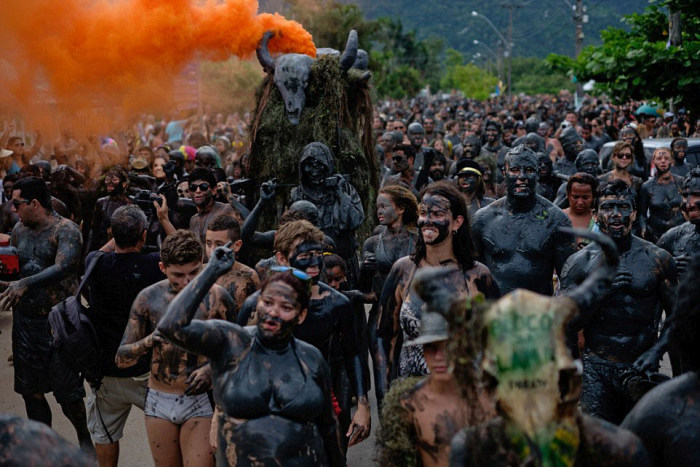 Bloco da Lama Is Brazil's Mud Party (18 pics)