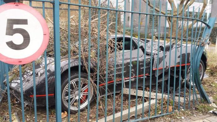 Driver Crashes His Friend’s $1.5 Million Pagani Zonda GJ Into a Fence (6 pics)