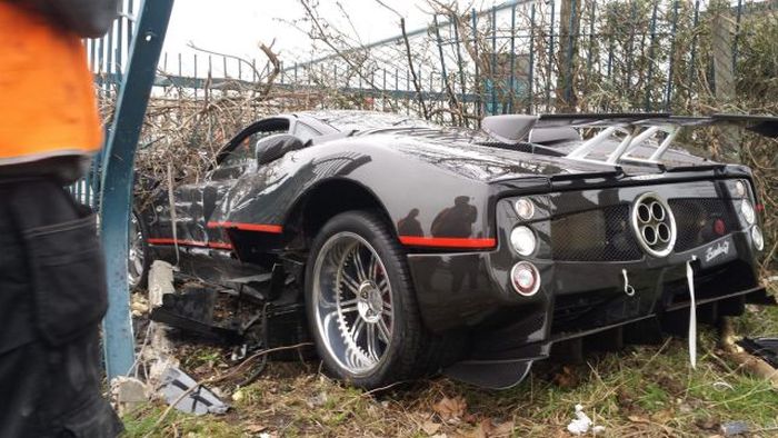 Driver Crashes His Friend’s $1.5 Million Pagani Zonda GJ Into a Fence (6 pics)