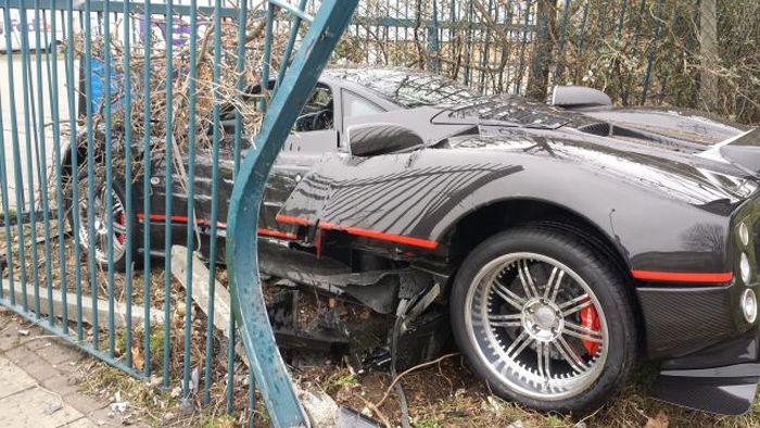Driver Crashes His Friend’s $1.5 Million Pagani Zonda GJ Into a Fence (6 pics)