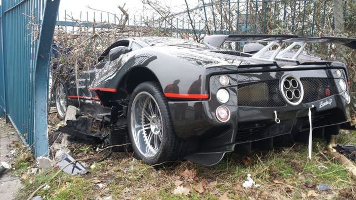 Driver Crashes His Friend’s $1.5 Million Pagani Zonda GJ Into a Fence (6 pics)
