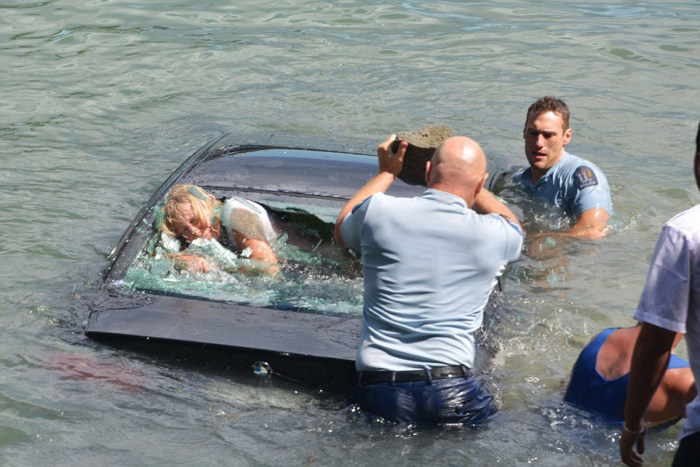 Police Officers Make An Incredible Rescue (7 pics)