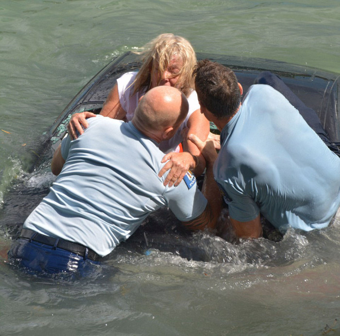 Police Officers Make An Incredible Rescue (7 pics)