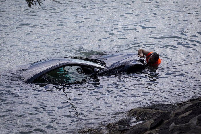 Police Officers Make An Incredible Rescue (7 pics)