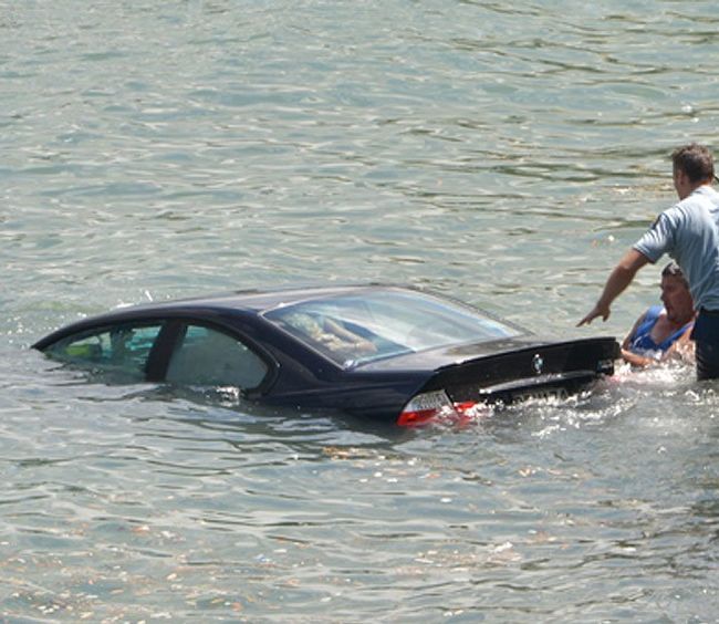 Police Officers Make An Incredible Rescue (7 pics)