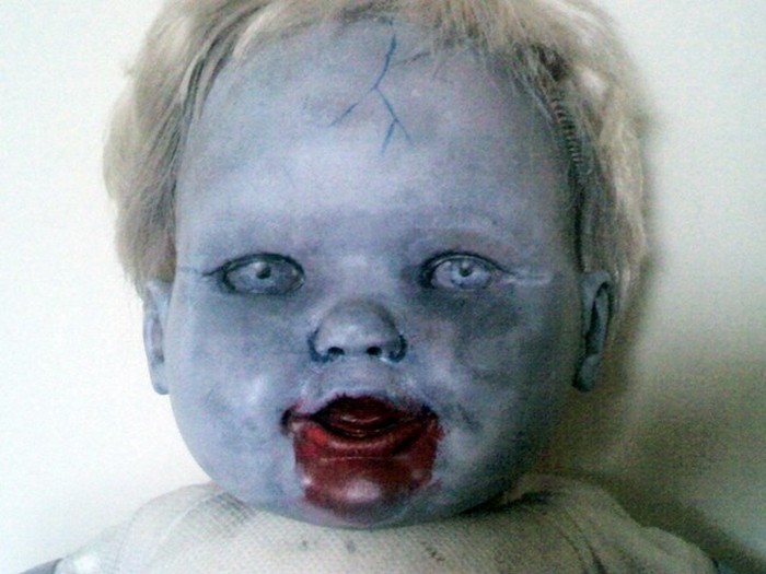 This Artist Turned Ordinary Dolls Into Nightmare Fuel (3 pics)