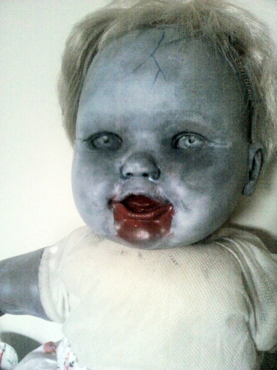 This Artist Turned Ordinary Dolls Into Nightmare Fuel (3 pics)