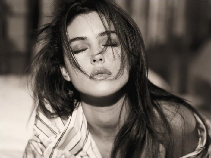 Monica Bellucci Still Looks Stunning At 50 Years Old (25 pics)