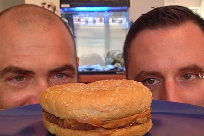 This Is What A 20 Year Old McDonald's Cheeseburger Looks Like (2 pics)