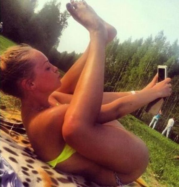 These People Are Taking Their Obsession With Selfies Way Too Far (28 pics)