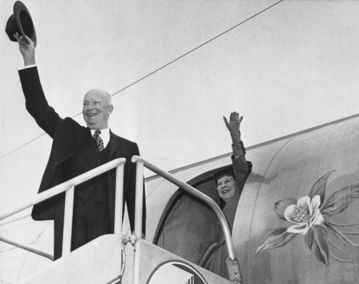 The Very First Air Force One Is Just Wasting Away In Arizona (7 pics)