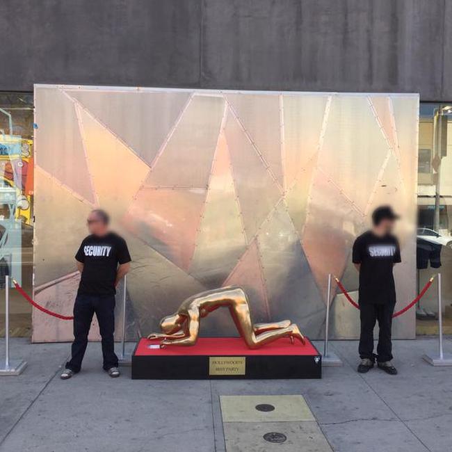 This Giant Cocaine Snorting Oscar Statue Has Taken Over Hollywood Boulevard (7 pics)